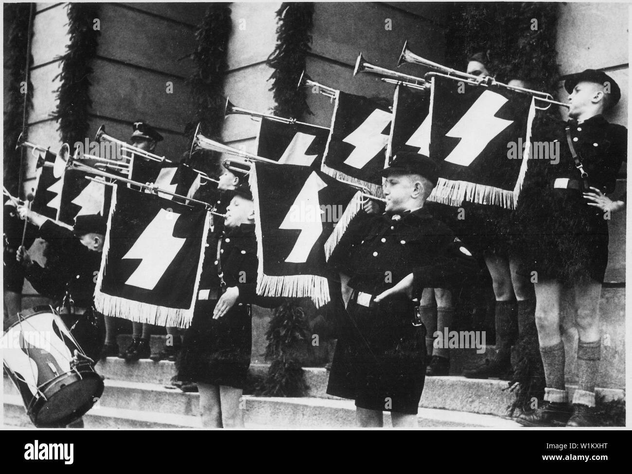 Deutsch : Weihestunde der HJ vor dem Rathaus dans Tomaschow. Anglais : Hitleriennes Heure de commémoration devant la Mairie de Tomaszow, Pologne pendant l'occupation.German-Nazi Polski : Niemieckie Hitlerjugend przed ratuszem okupacji w Tomaszowie Lubelskim niemieckiej podczas ; notes générales : utiliser la guerre et des conflits Nombre 991 lors de la commande d'une reproduction ou demande d'informations sur cette image. Banque D'Images