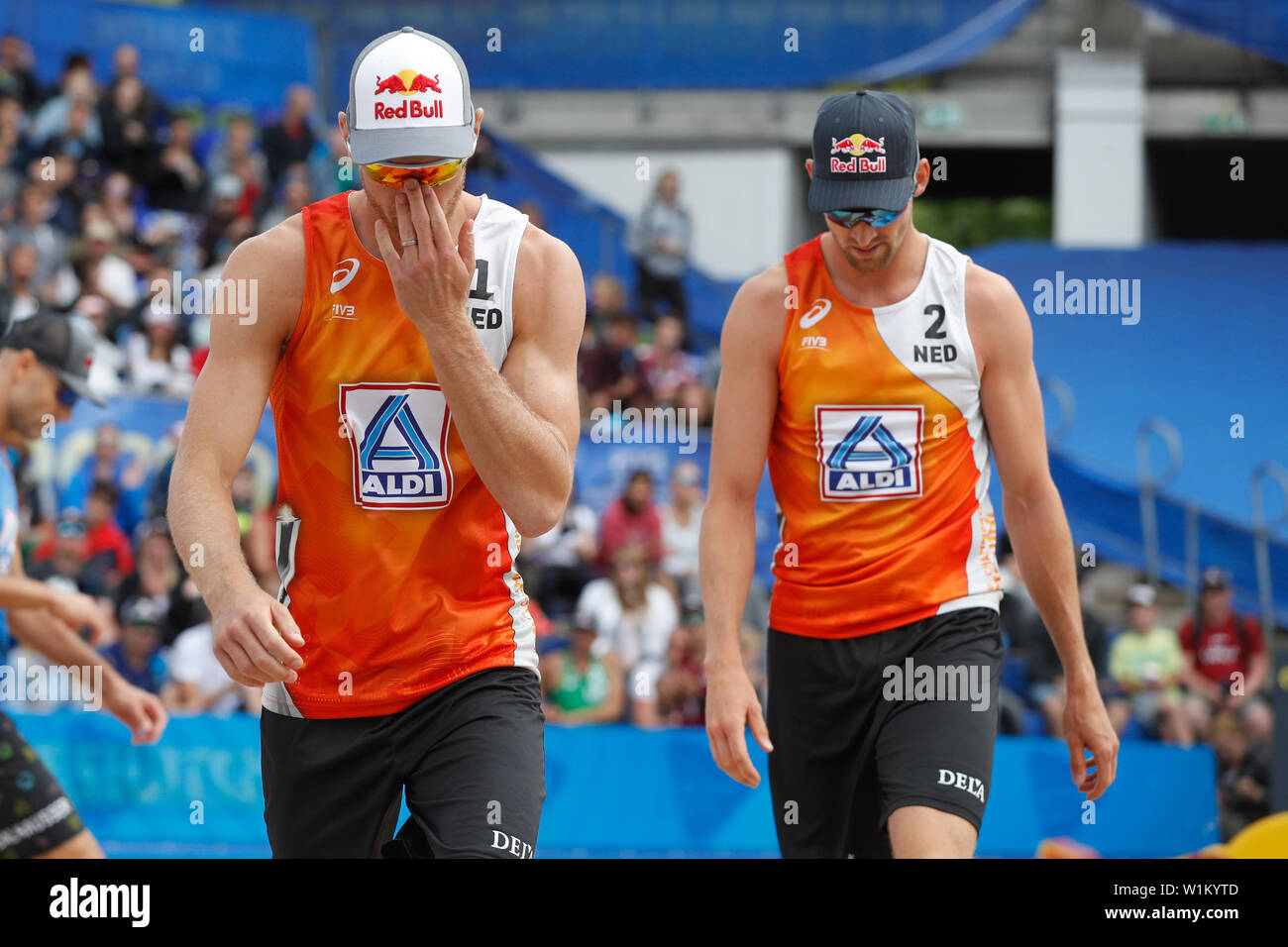 2 juillet 2019 Hambourg, Allemagne Championnat du monde Beachvolleyball WK Beachvolleybal 2019 - Dag 5 - Hambourg - Duitsland L-R Alexander Brouwer (NED,1), Robert Meeuwsen (NED,2) Banque D'Images