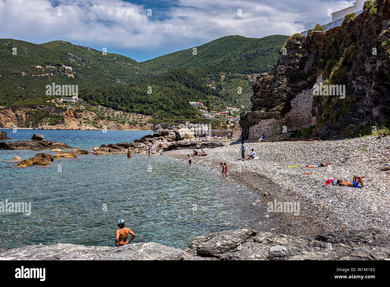 Petite plage à proximité de la ville de Skopelos, Sporades du Nord de la Grèce. Banque D'Images