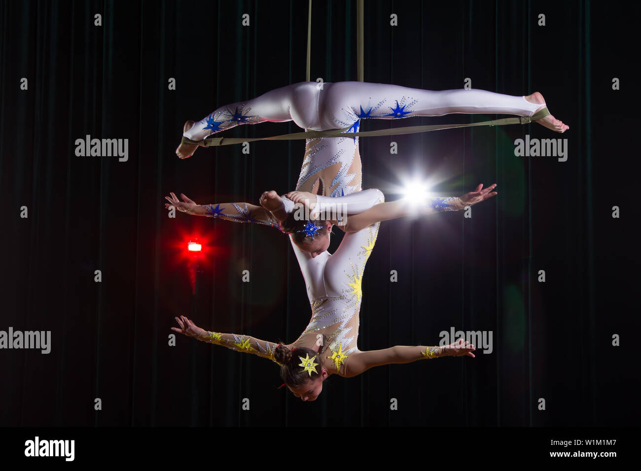 L'actrice de cirque acrobat performances. Les filles ont deux éléments acrobatiques dans l'air. Banque D'Images