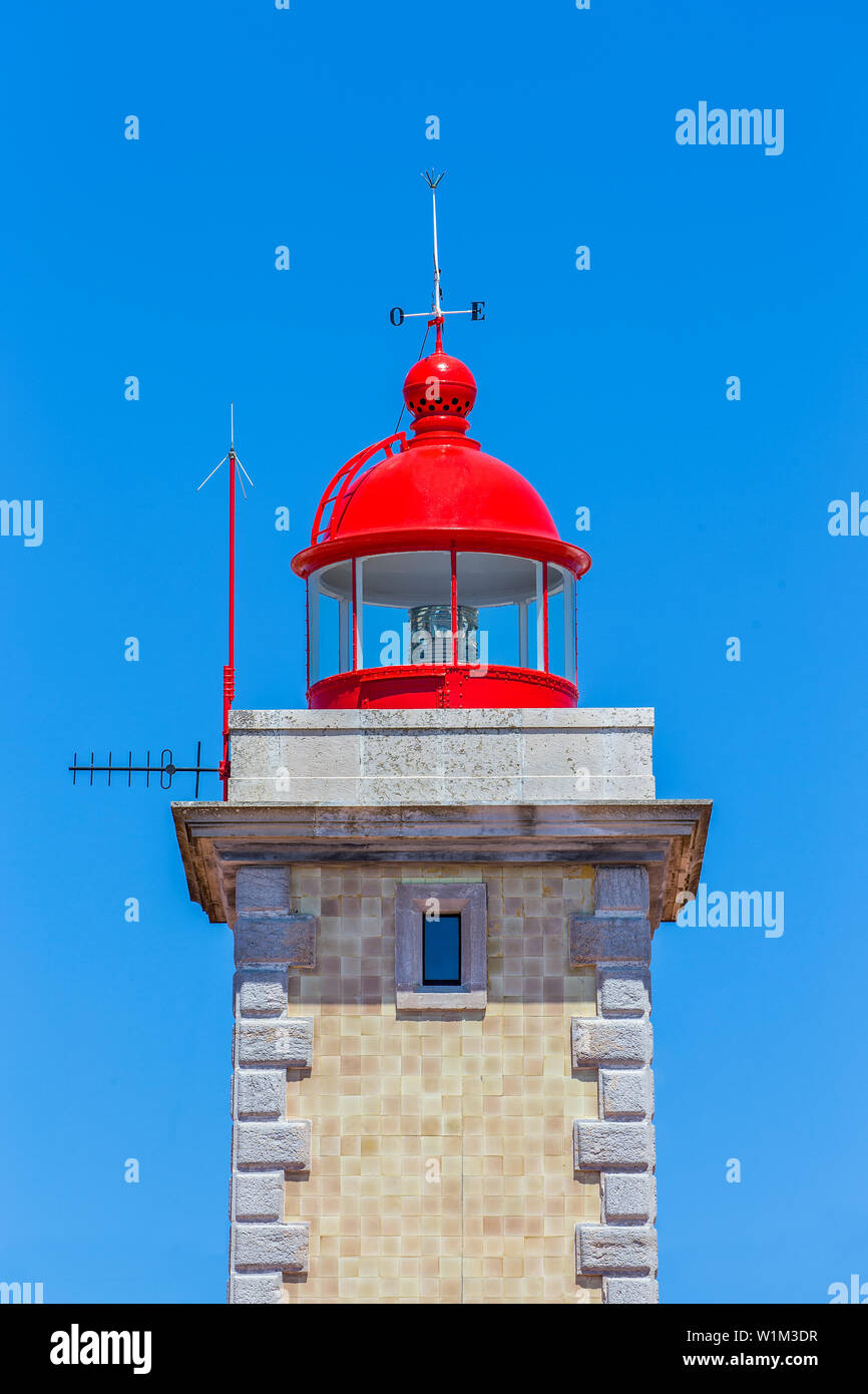 Close up of red phare portugais avec ciel bleu sur sunny day Banque D'Images