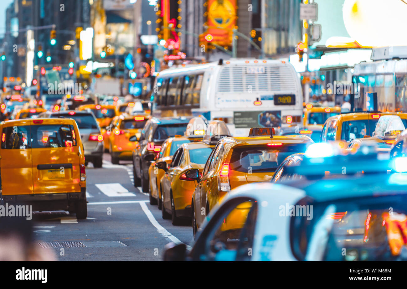 Scène jungle urbaine avec des voitures et de la circulation dans la ville de new york Banque D'Images