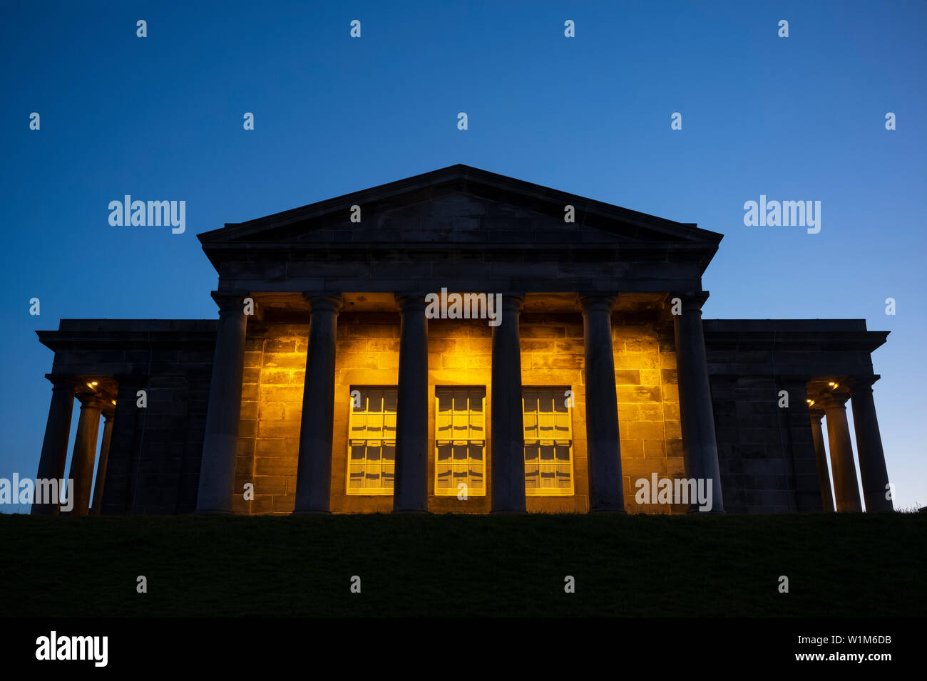 L'Observatoire de la ville, un bâtiment de style temple grec conçu par William Henry Playfair en 1818, à Calton Hill, Édimbourg, Écosse. Banque D'Images