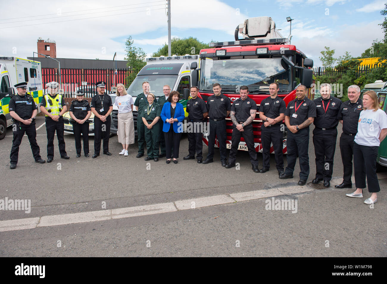 Glasgow, Royaume-Uni. 3 juillet 2019. Sur la photo : Jeane Freeman, le ministre de la santé (en bleu) et le bien-être programme résilience étendue aux services d'urgence. Urgence de première ligne, les travailleurs doivent avoir accès à des ressources en santé mentale, à la suite de l'extension d'un programme bien-être. Le gouvernement écossais s'engage à verser 138 000 € de financement pour l'initiative de l'Ecosse Lifelines pour couvrir l'Écosse, la Police Service d'incendie et de sauvetage écossais et la Scottish Ambulance Service.Crédit : Colin Fisher/Alamy Live News Banque D'Images