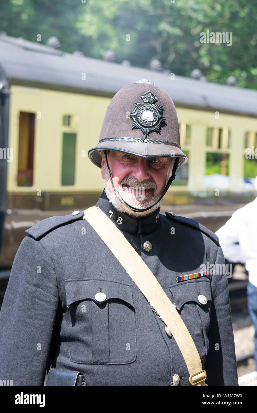 Kidderminster, UK. 29 Juin, 2019. Severn Valley Railways l'étape retour vers les années 40' s'équipe d'un fabuleux début de ce week-end avec des reconstitutions historiques costumés jouer leur rôle en fournissant une authentique re de la Grande-Bretagne pendant la guerre. Un policier en service vintage étouffante en uniforme assure un Bobby Britannique est toujours présent. Credit : Hudson Lee Banque D'Images