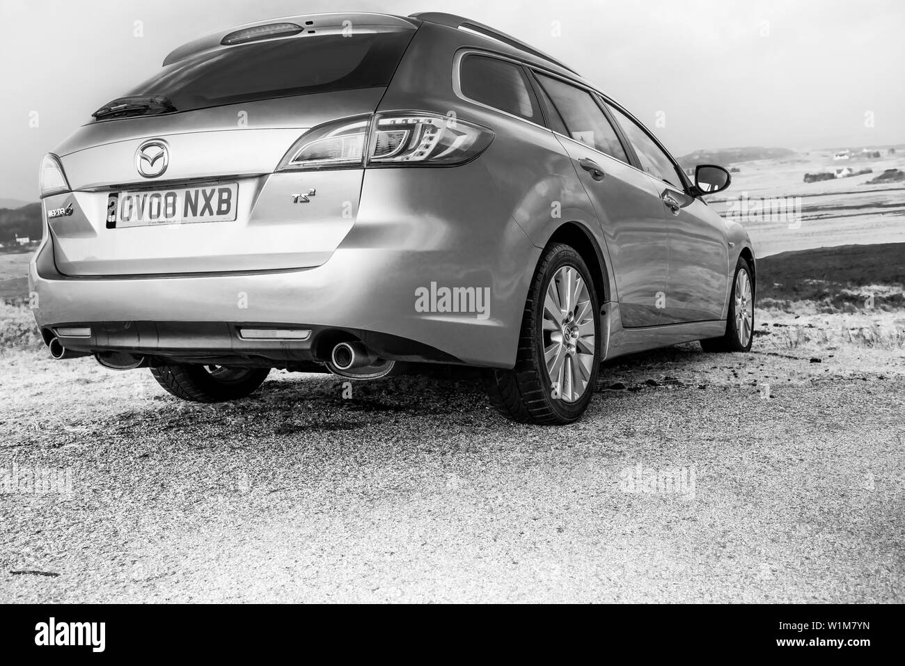 Mars 2015, l'île de Skye, Écosse : Mazda 6 estate GH - Noir et blanc photographie voiture Banque D'Images