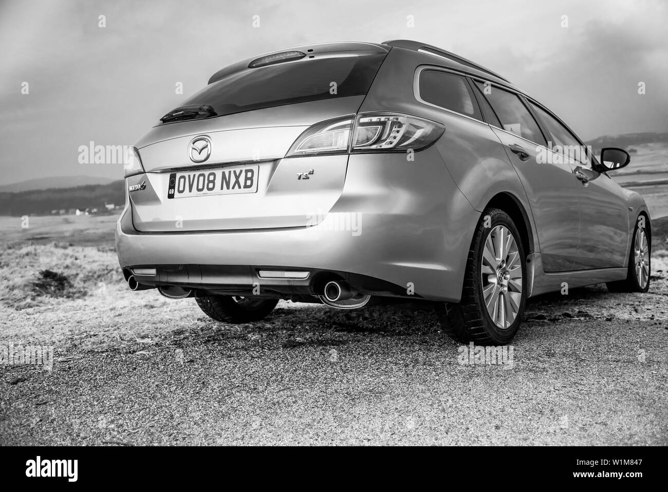 Mars 2015, l'île de Skye, Écosse : Mazda 6 estate GH - Noir et blanc photographie voiture Banque D'Images