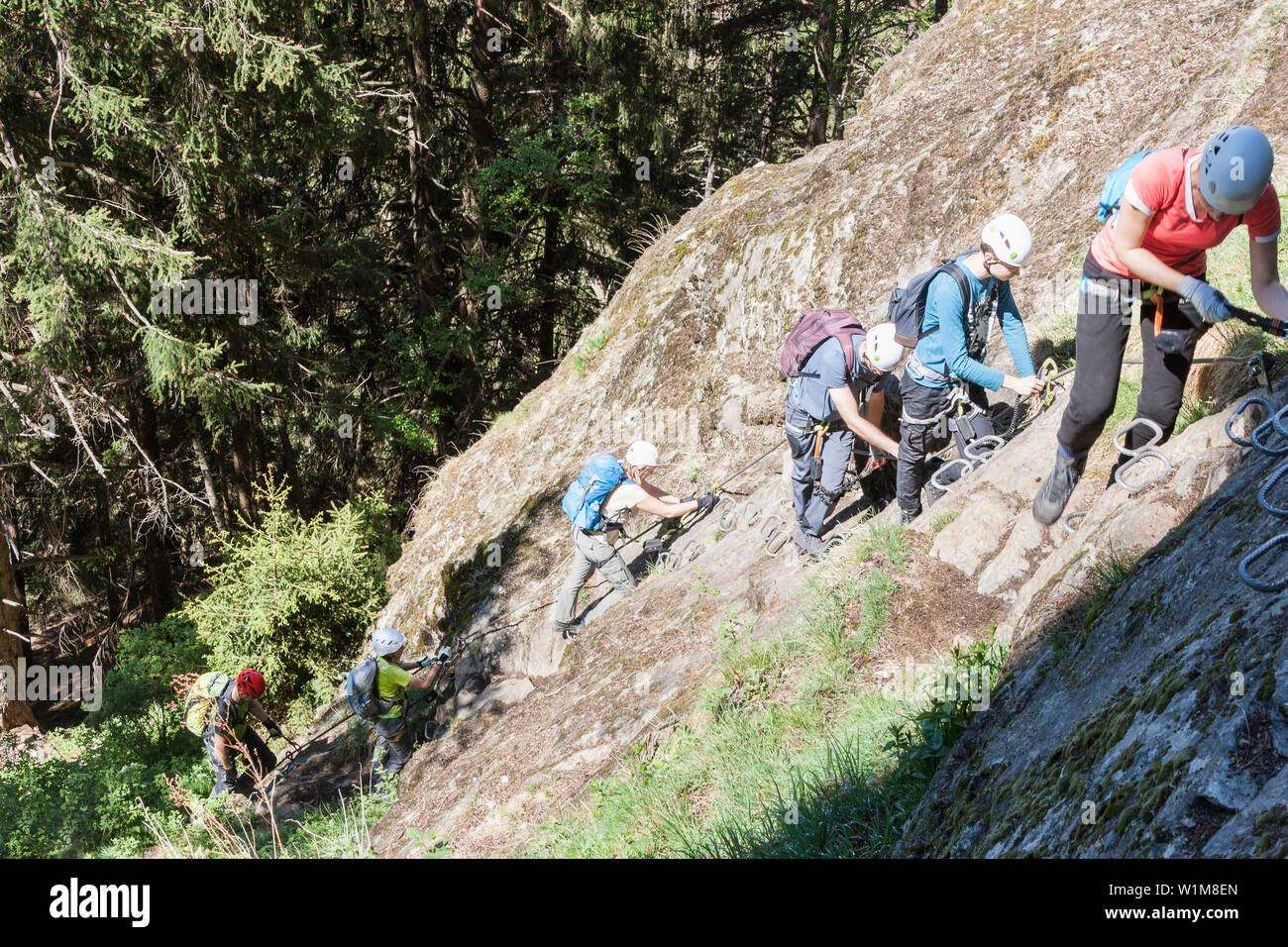 Groupe rock à l'échelle d'escalade via ferrata face vers Cascade Stuibenfall, Otztal, Tyrol, Autriche Banque D'Images