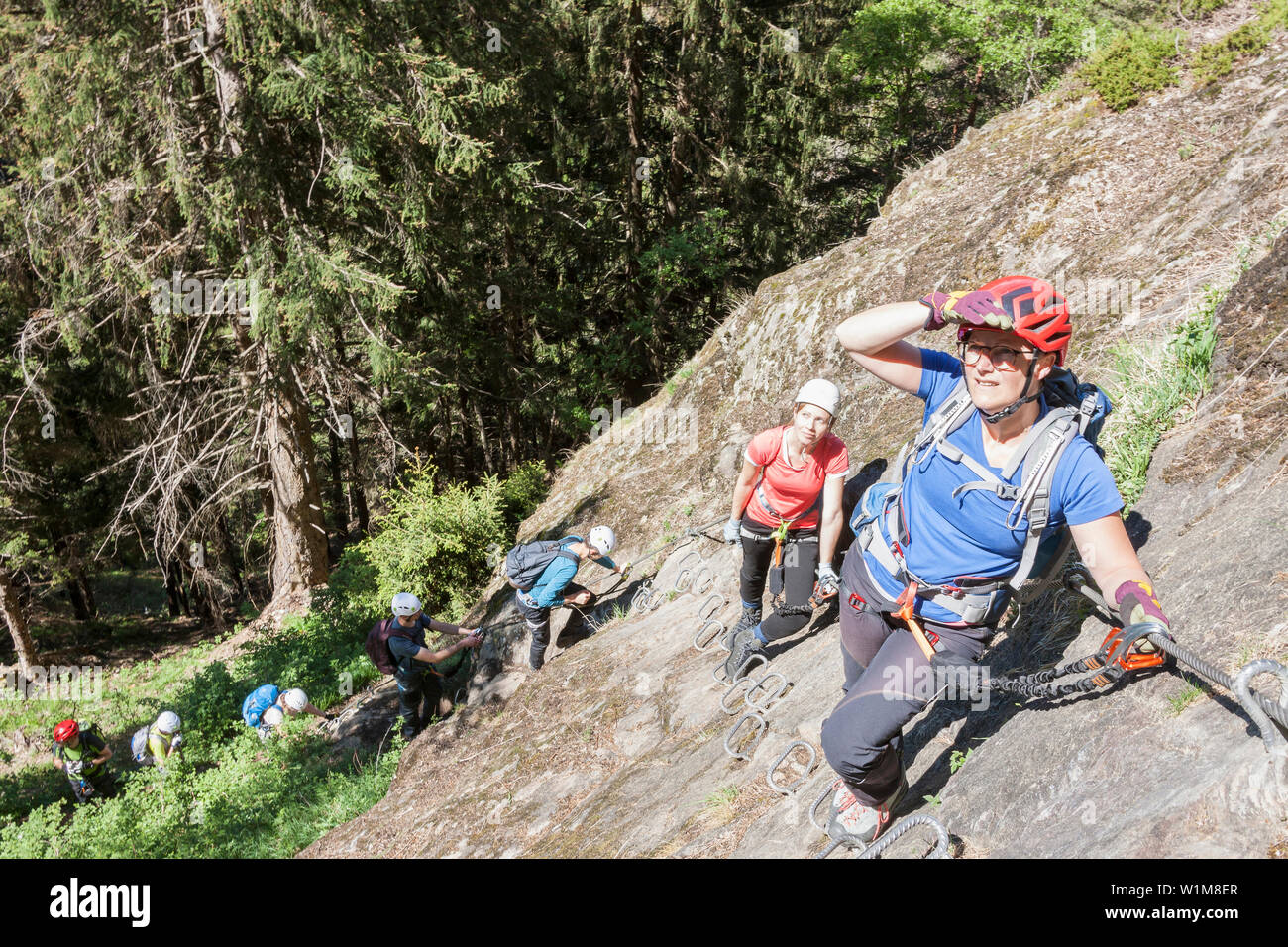 Groupe rock à l'échelle d'escalade via ferrata face vers Cascade Stuibenfall, Otztal, Tyrol, Autriche Banque D'Images