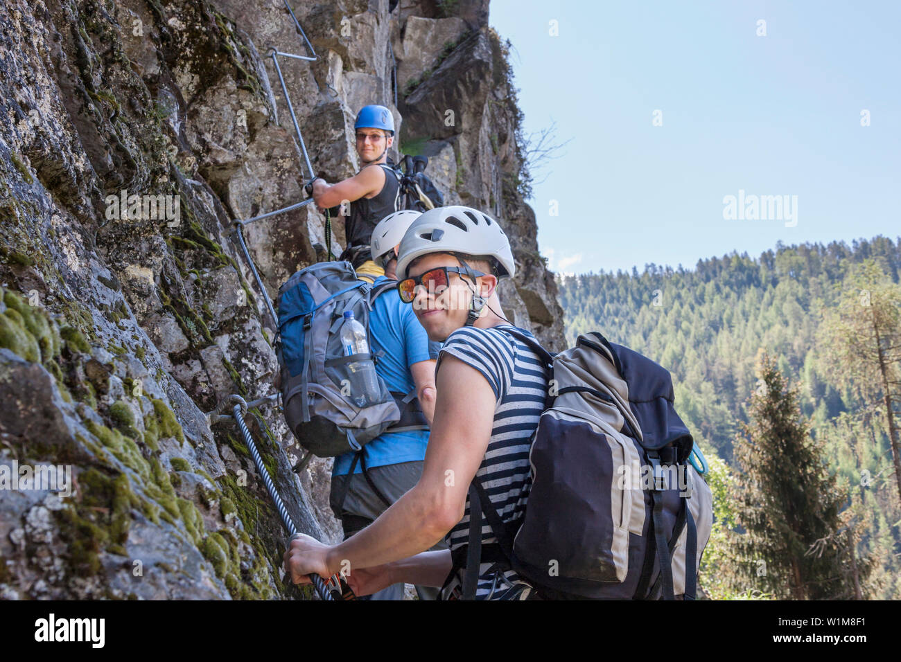Groupe rock à l'échelle d'escalade via ferrata face vers Cascade Stuibenfall, Otztal, Tyrol, Autriche Banque D'Images