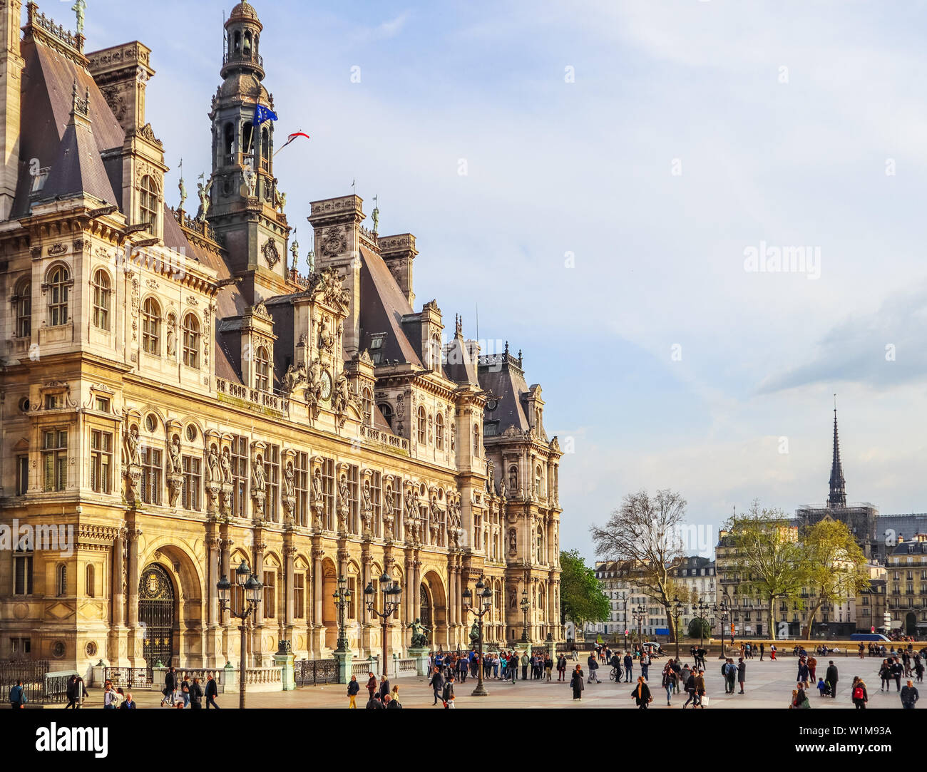 Paris / France - le 04 avril 2019 : Square en face de l'Hôtel de Ville, la municipalité de Paris, plein de gens au repos au coucher du soleil. Vue sur Notre Dame Cat Banque D'Images