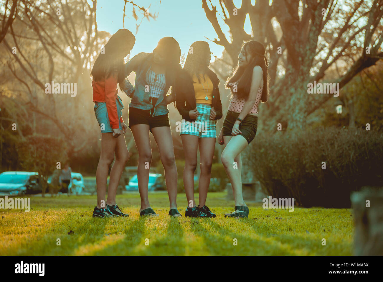 Les filles jouant dans park Banque D'Images