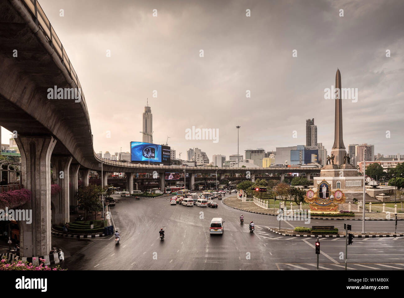 Rond-point et le Skytrain au Monument de la démocratie à Bangkok, Thaïlande, Asie du Sud-Est Banque D'Images
