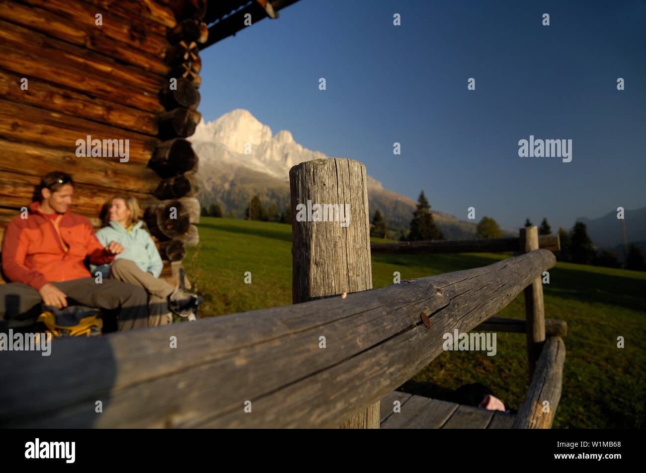 Libre en face d'un chalet de montagne, groupe Rosengarten, Dolomites, Trentin-Haut-Adige, Italie Banque D'Images