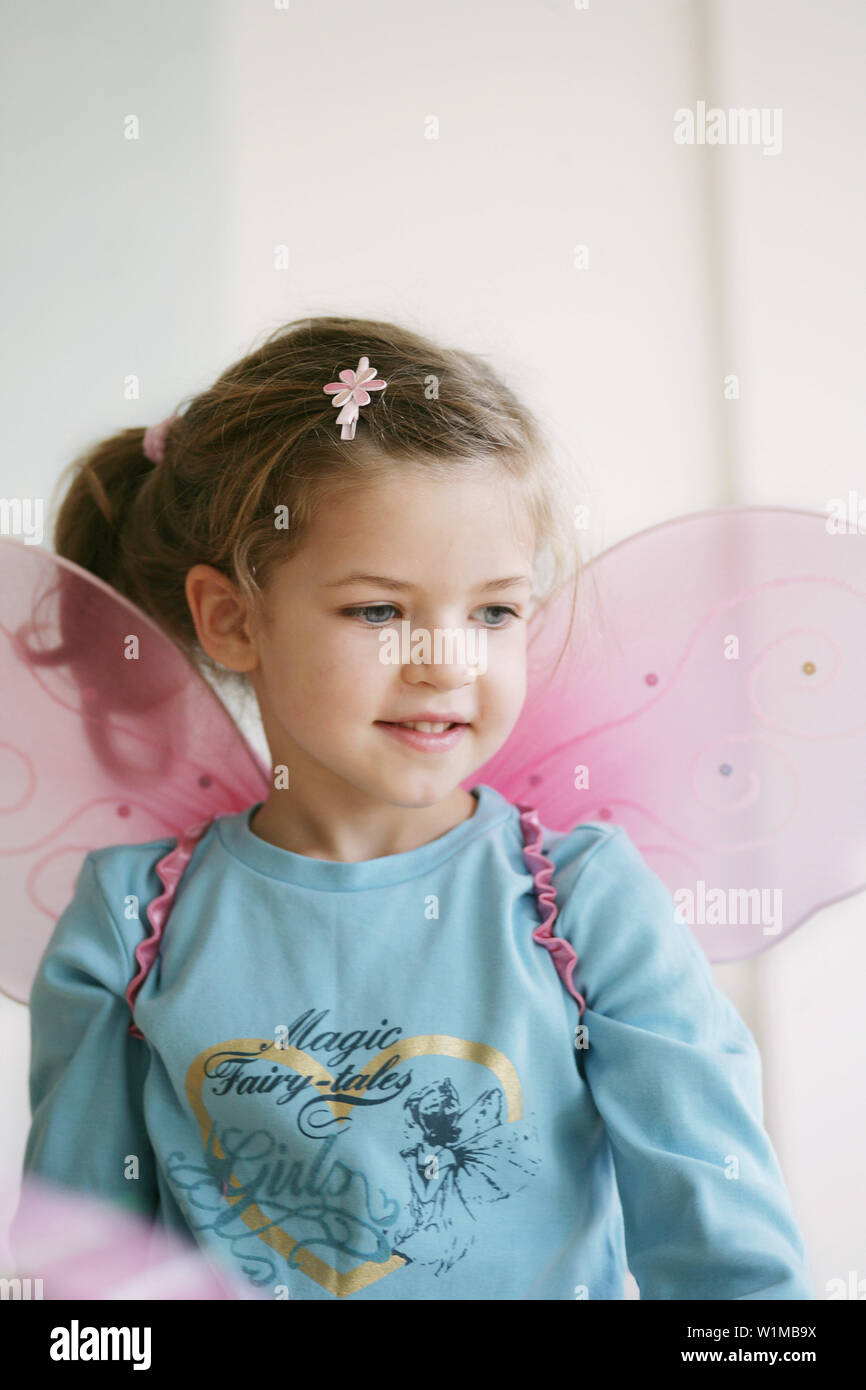 Girl (3-4 ans) portant des ailes de papillon Banque D'Images