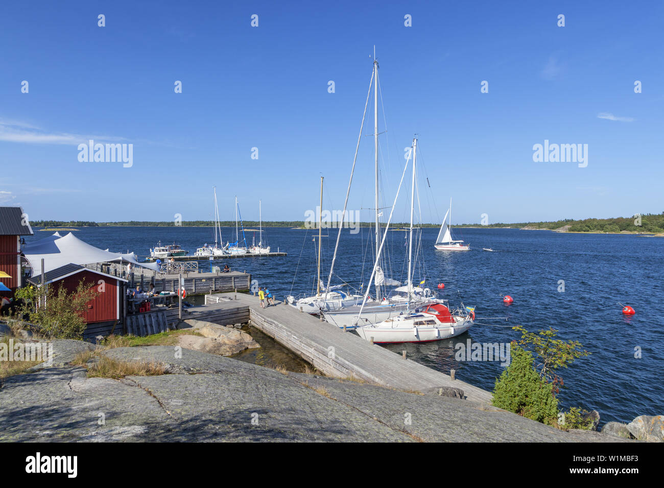 Skaergårdskrog Fejan och konferens par la marina sur l'île du nord de l'archipel de Stockholm, Fejan, Uppland, comté de Stockholm, sud de la Suède, Suède, Banque D'Images