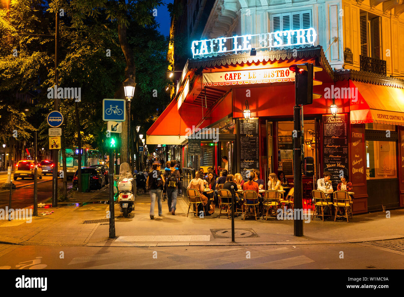 La vie nocturne, dans le café de la rue 10. Arrondissement, Paris, France, Europe Banque D'Images