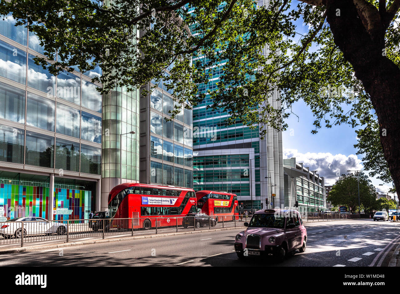 Le trafic d'Euston Road, London, England, UK. Banque D'Images