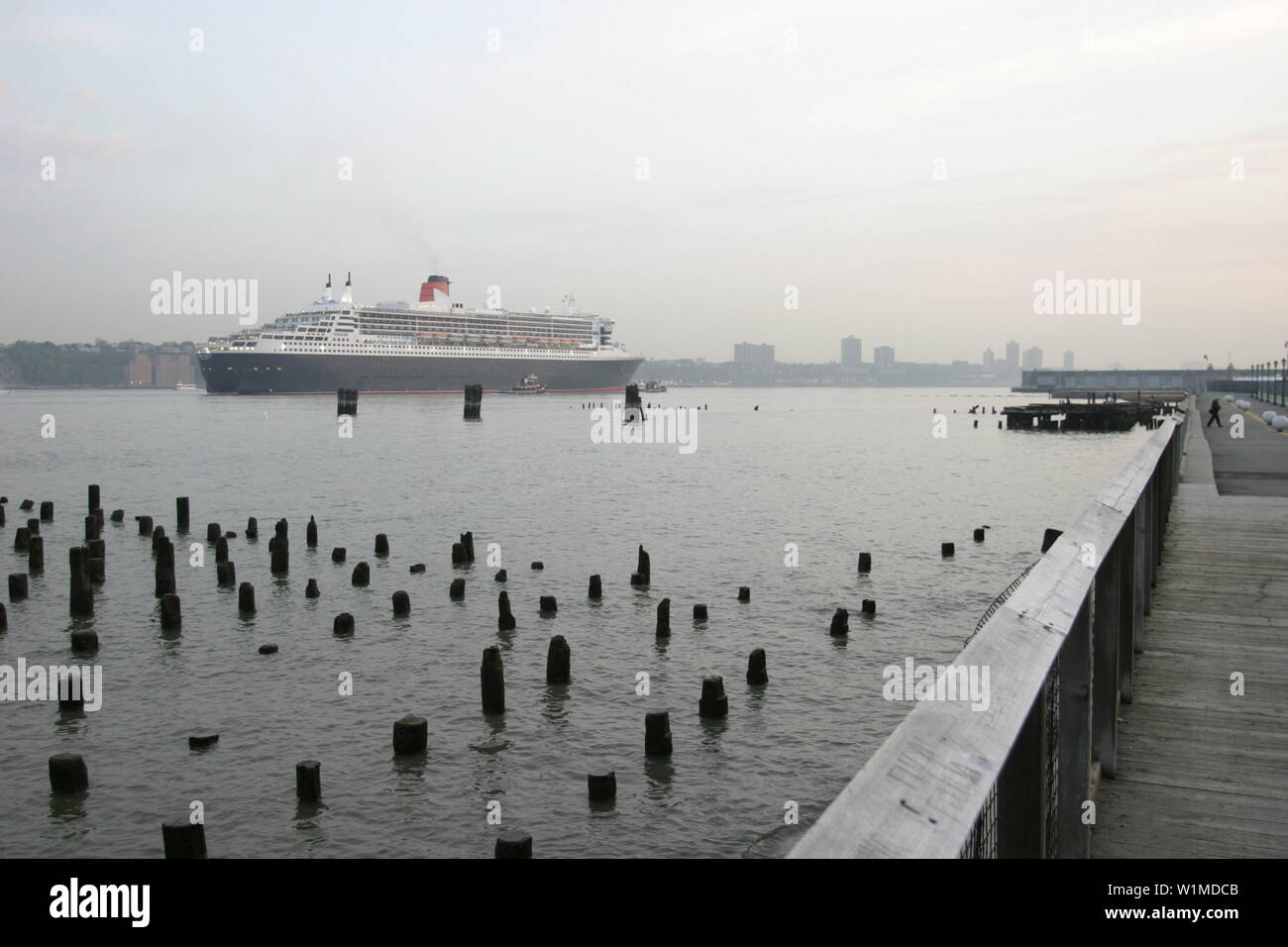 Queen Mary 2, QM2 Alte Piers suis Hudson River, Manhattan, New York. LŠuft frŸhen QM2 am Morgen ein. Banque D'Images