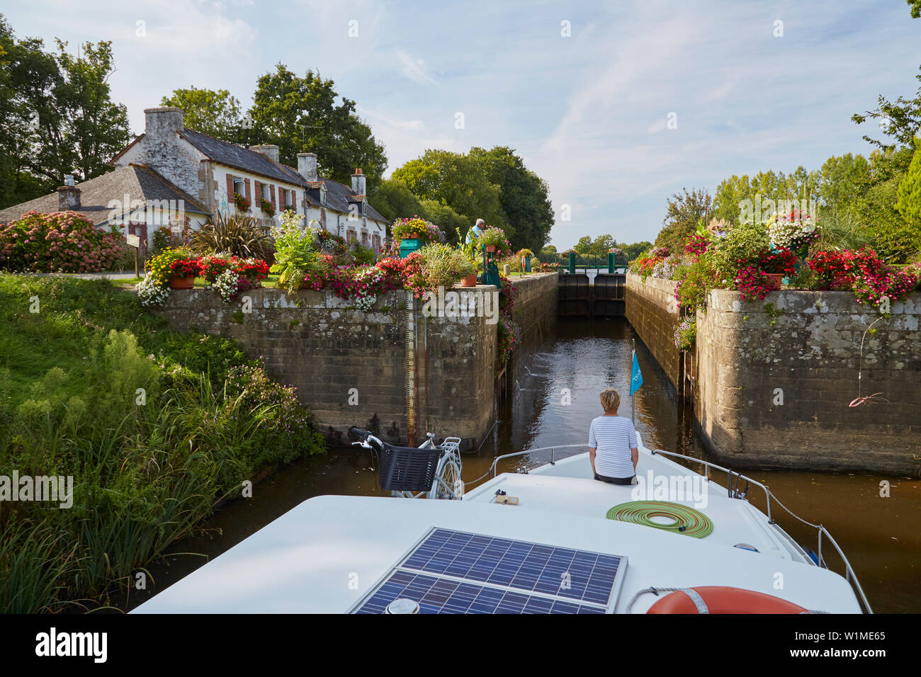 Par péniche à l'écluse 21, Guélin, Oust et, Canal de Nantes à Brest