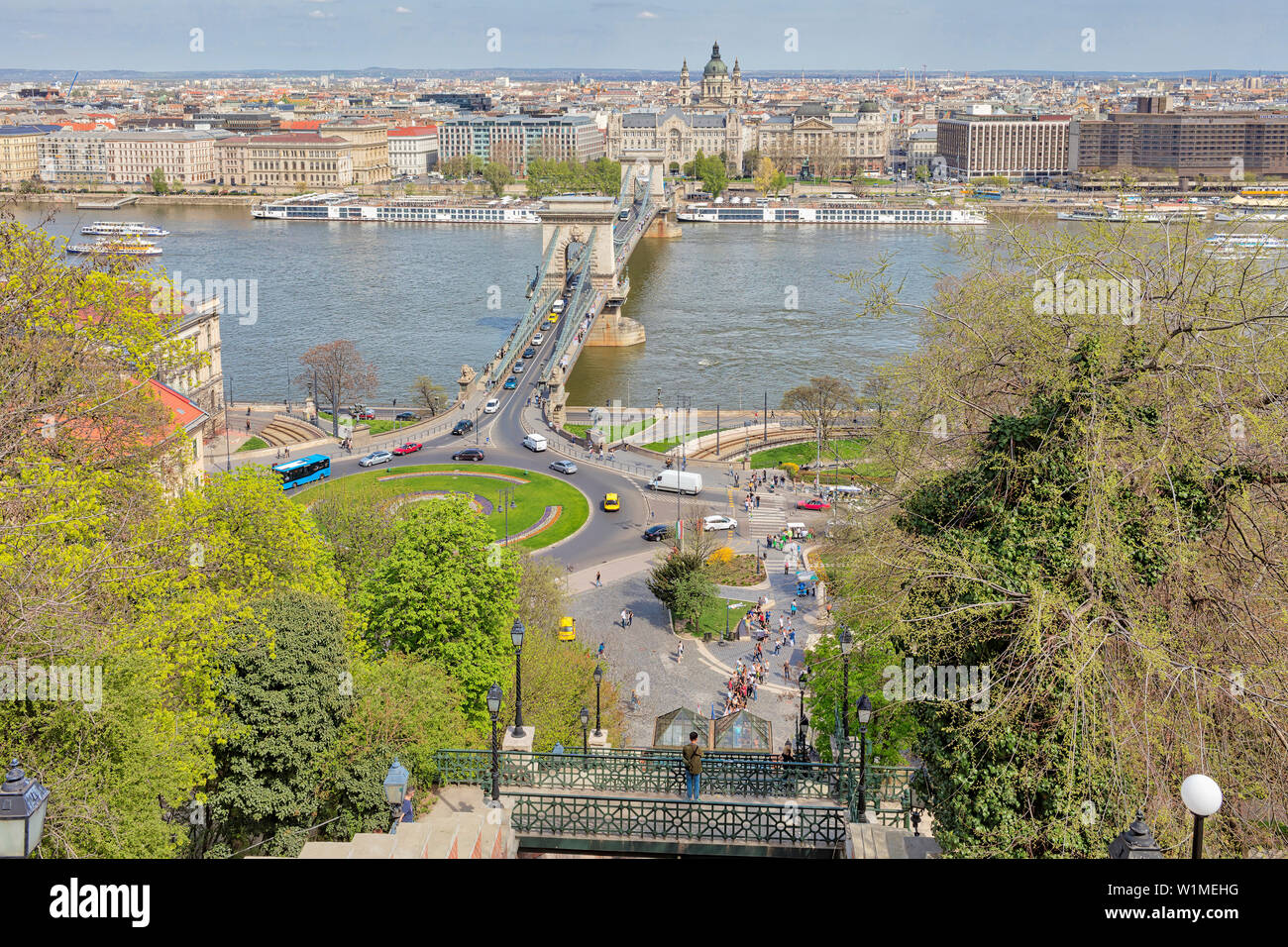 Place Clark Adam avec le pont des chaînes et la ville en arrière-plan, Budapest, Hongrie Banque D'Images