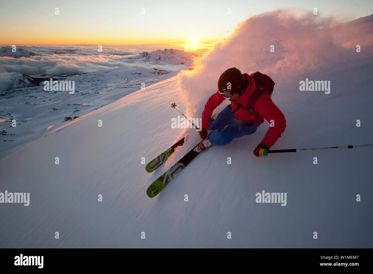 Ski alpin skieur dans le coucher du soleil, Nevados de Chillan, Bio-Bio, Chili Banque D'Images