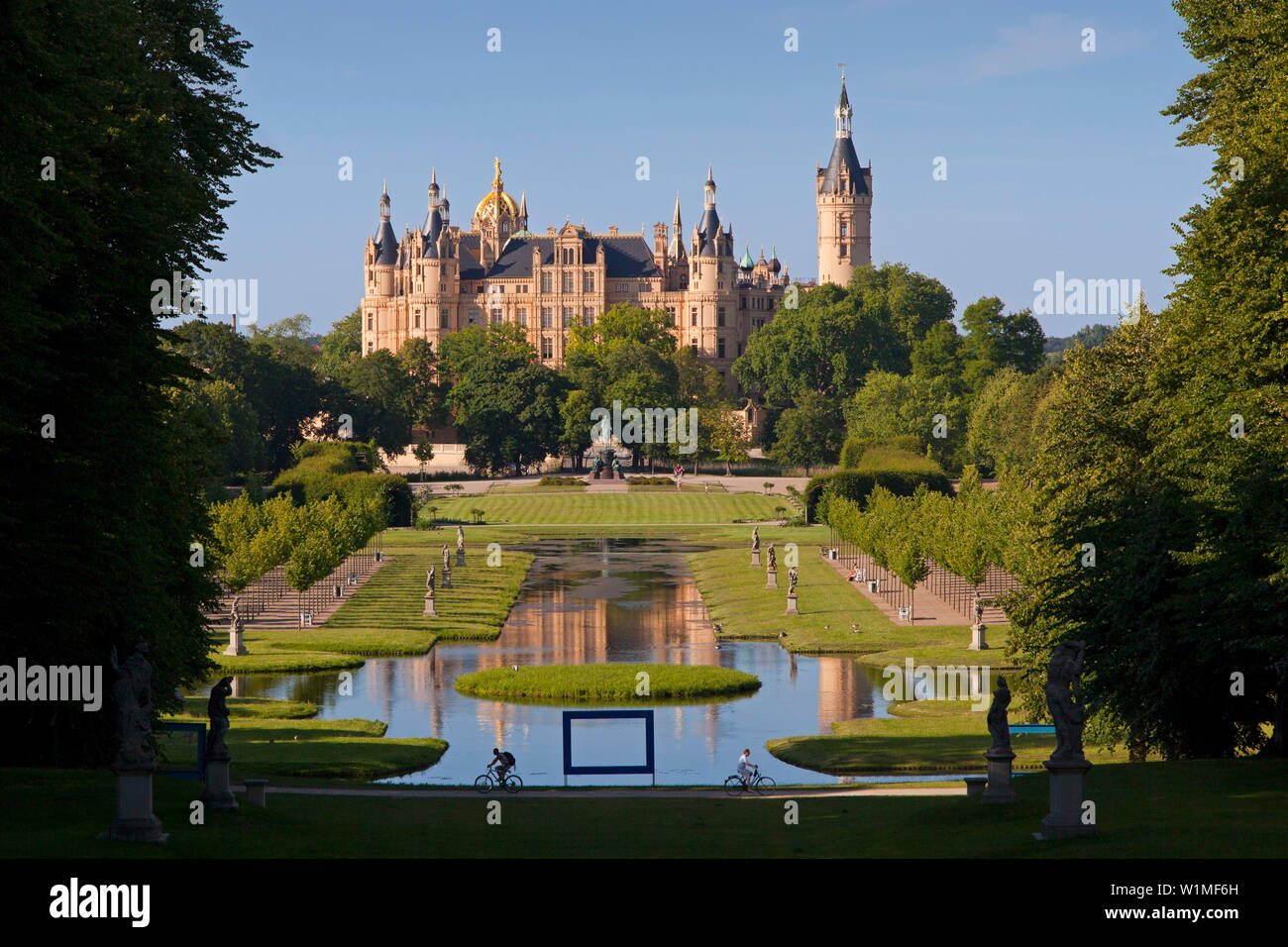 Les cyclistes en avant du château de Schwerin, Western-Pomerania Mecklenburg, Allemagne Banque D'Images