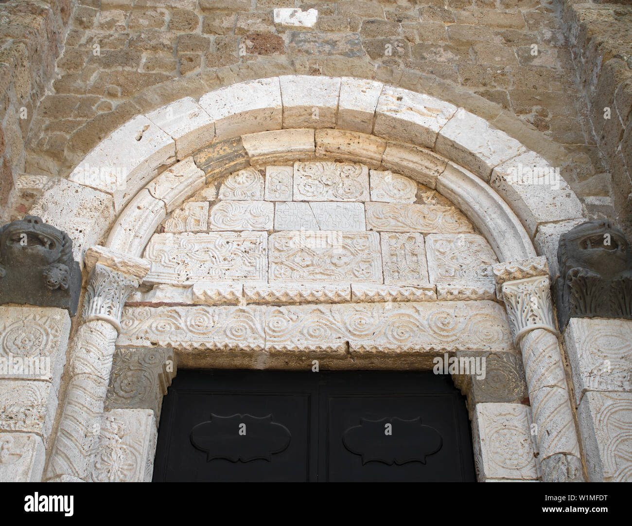 SOVANA, Toscane, Italie - 16 juin 2019 - Entrée de la Concattedrale dei Santi Pietro e Paolo aka cathédrale Duomo de Sovana, sculptures antiques détail Banque D'Images