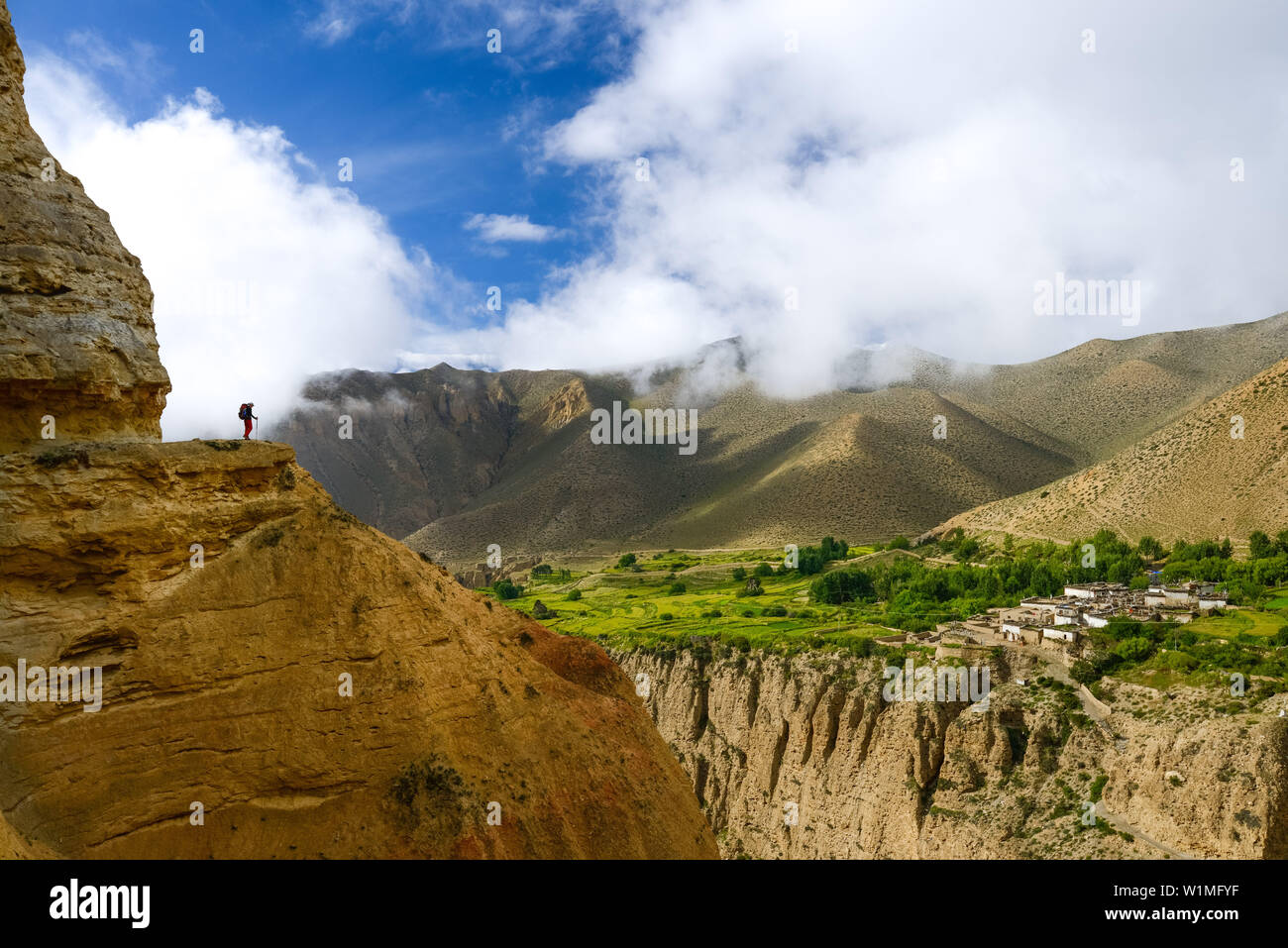 Jeune femme, randonneur, Trekker dans le typique paysage surréaliste pour Mustang dans le désert autour de la haute vallée de la Kali Gandaki, la plus profonde vallée dans le Banque D'Images