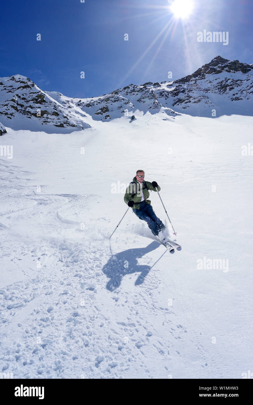 Homme ski de descente, le Piz Piz Uter Uter, Alpes Livigno, Engadine, Grisons, Suisse Banque D'Images