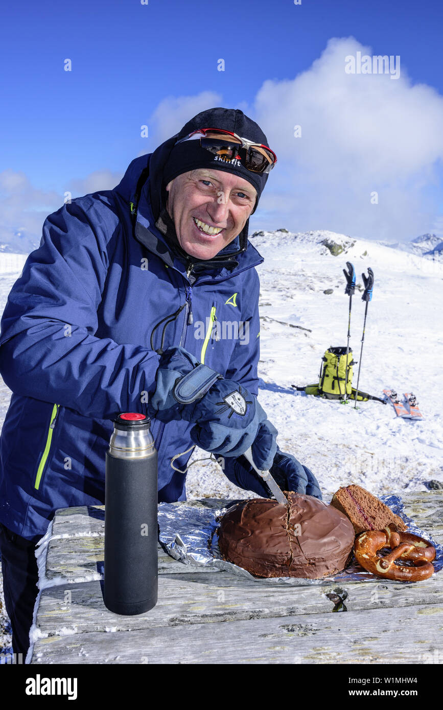 Homme ski de couper un gâteau, Sonnenjoch, Alpes de Kitzbühel, Tyrol, Autriche Banque D'Images