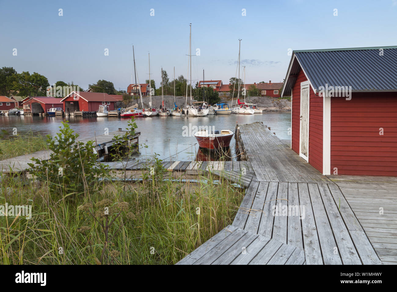 Harbour à Berg sur l'île de l'archipel de Stockholm en Moeja, Uppland, Stockholms terre, sud de la Suède, Suède, Scandinavie, dans le Nord de l'Europe Banque D'Images