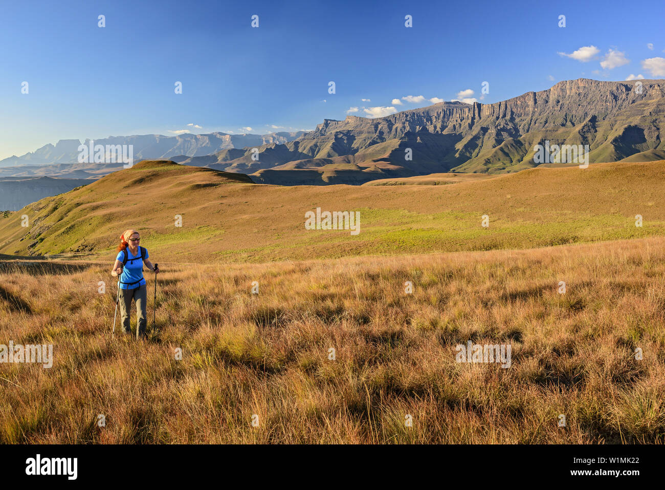 Randonnée avec femme Cathkin Peak, Château de Champagne, le château de Windsor et Thaba Chitja en arrière-plan, de Cathedral Peak, Mlambonja Wilderness Area, Drake Banque D'Images