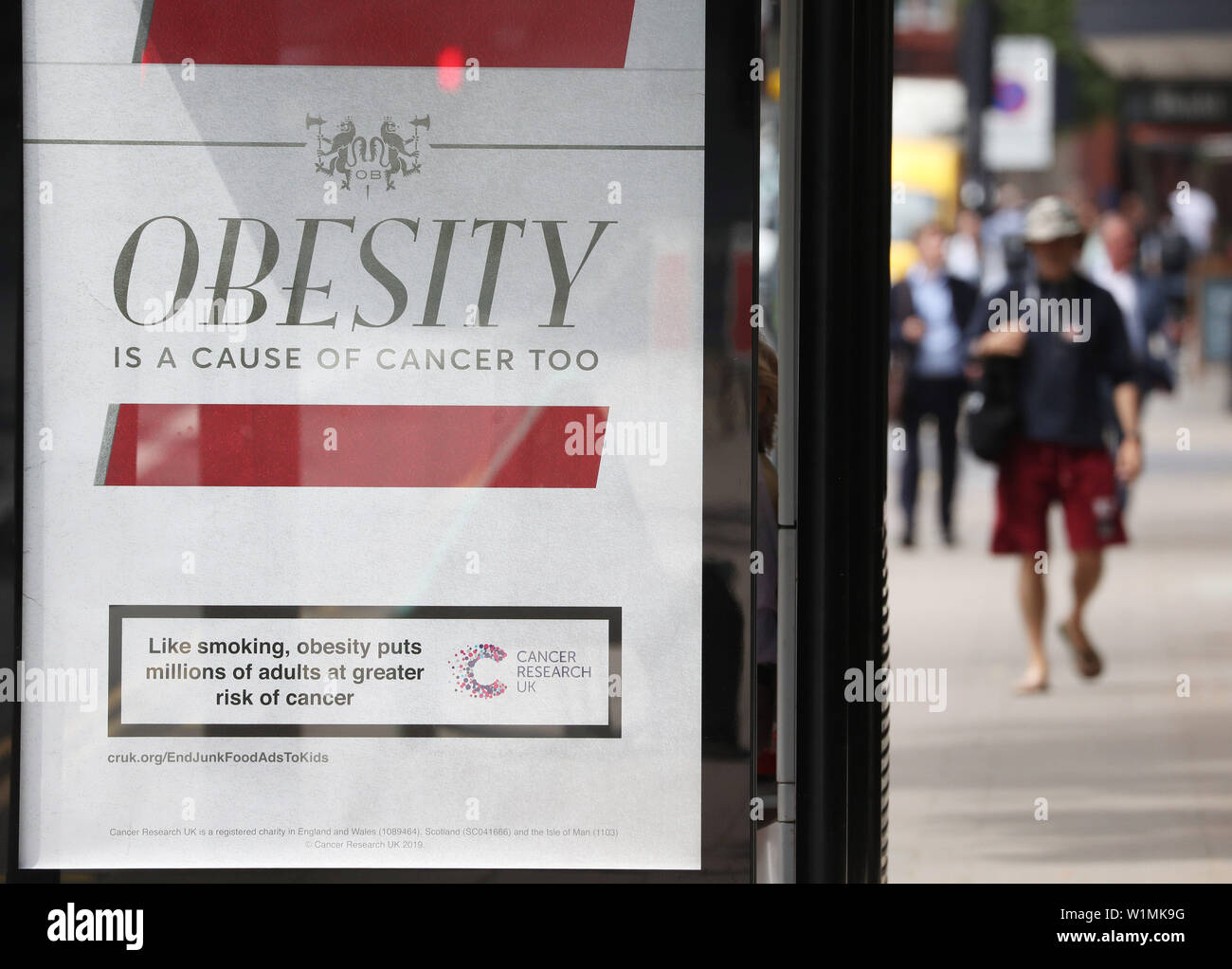 Un Cancer Research UK affiche sur un abri bus à Chelsea Bridge Road, le centre de Londres à partir de leur dernière campagne, qu'ils avertissent que les personnes obèses dépasse maintenant les fumeurs par 2 à 1 et l'obésité provoque plus de cas de certains cancers que les cigarettes. Banque D'Images