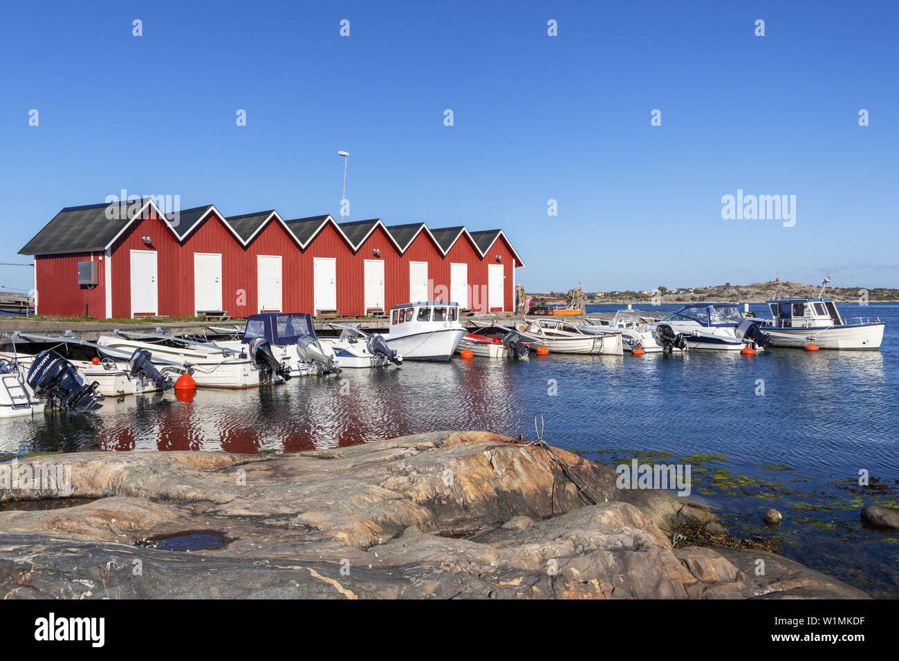 Marina avec des cabanes de l'île Rouge, Hoenoe Goetaland Bohuslaen, Vaestra County, de l'archipel de Göteborg, Scandinavie, sud de la Suède, la Suède, le nord de l'E Banque D'Images