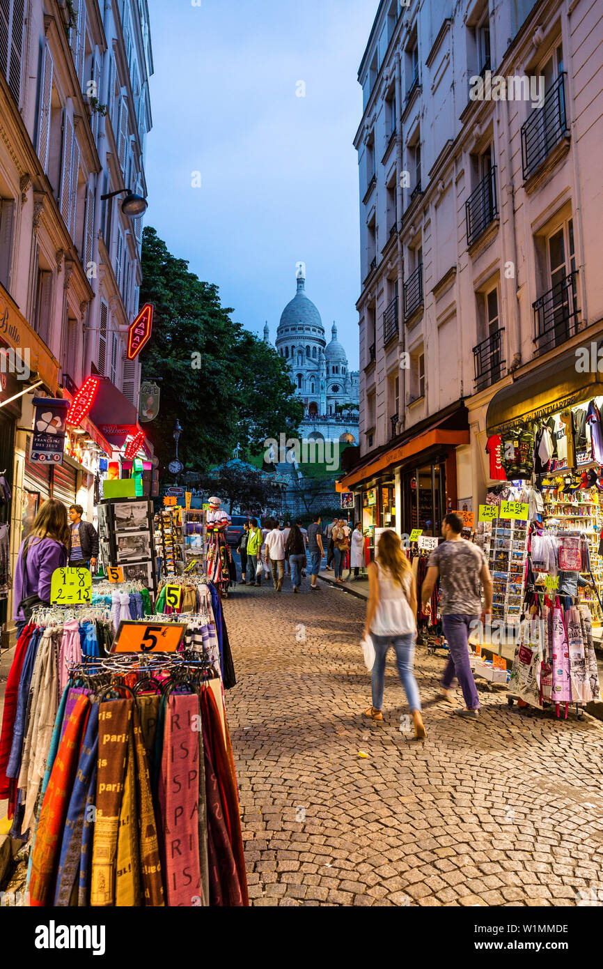 Rue avec des boutiques de souvenirs sur Montmartre avec la Basilique du Sacré-Coeur dans l'arrière-plan, Paris, France, Europe Banque D'Images