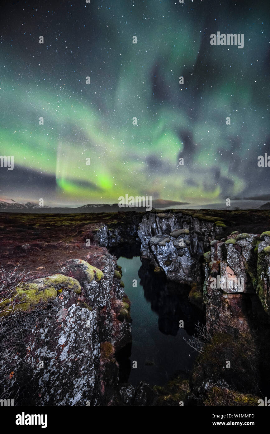 Northern Lights aurores boréales sur fissure tectonique Þingvellir Silfra S.p.a., Parc National, patrimoine mondial de l'UNESCO, le Golden Circle,le Sud de l'Islande, Islande, Banque D'Images