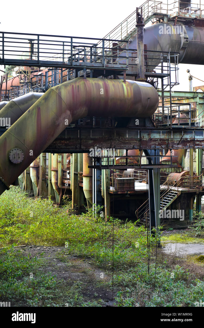 Haut fourneau désaffecté dans une ancienne usine industrielle, Duisburg Nord, Rhénanie du Nord-Westphalie, Allemagne Banque D'Images Haut fourneau désaffecté dans une ancienne usine industrielle, Duisburg Nord, Rhénanie du Nord-Westphalie, Allemagne Banque D'Images