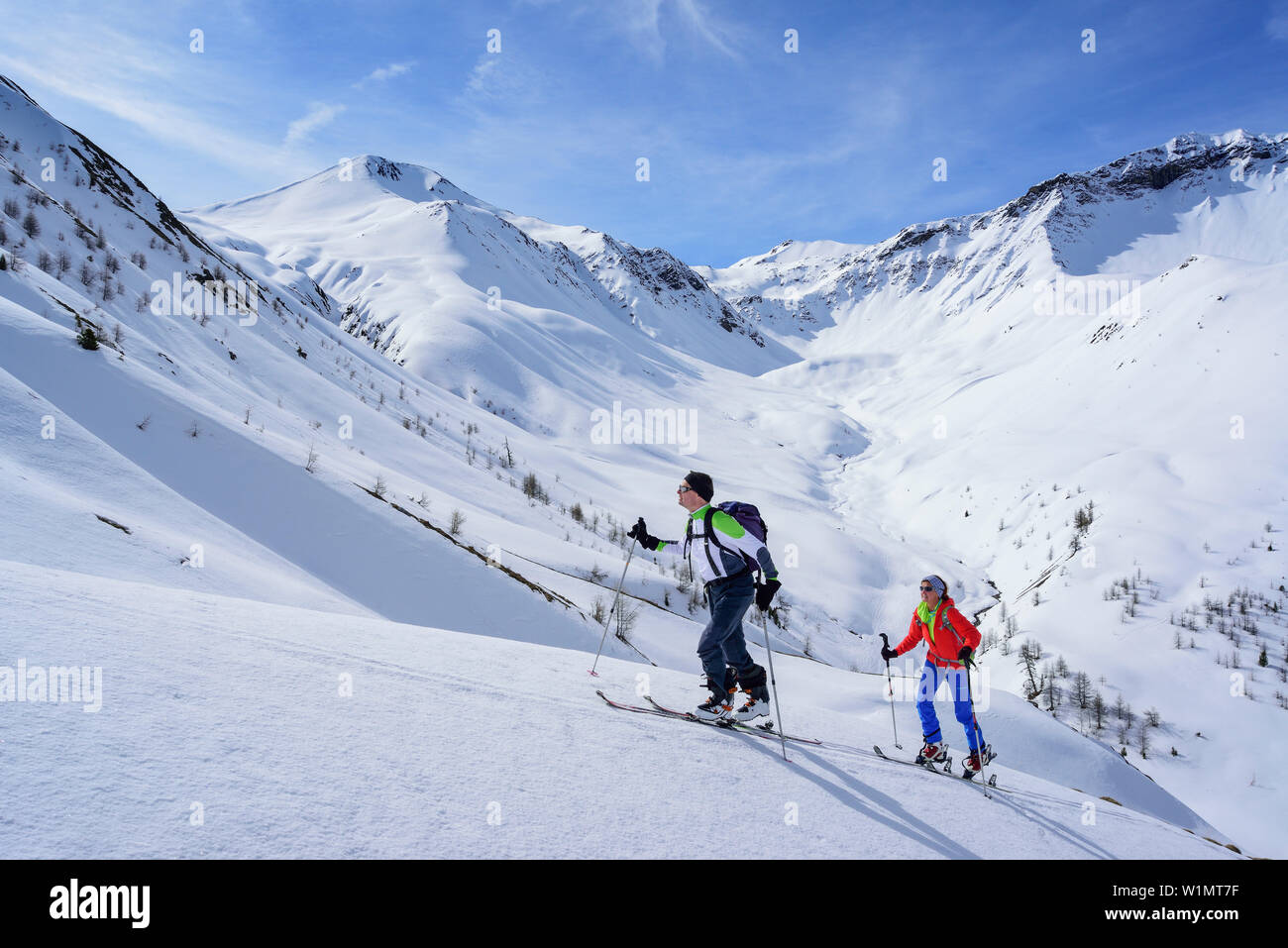 Deux personnes ski ordre croissant vers le Piz Arpiglia et Piz Uter auf Piz, Arpiglia Livigno, Alpes, Engadine, Grisons, Suisse Banque D'Images