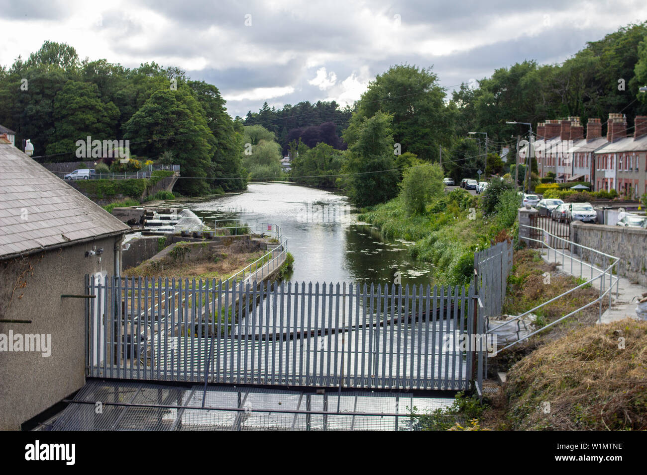 Les vannes de l'Lucan Weir, près de Lucan Village où la rivière Liffey winds il moyen de Dublin, Irlande. Banque D'Images