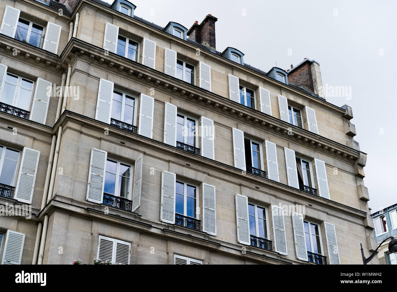 Paris, France - 30 juin 2017 : l'architecture traditionnelle des bâtiments résidentiels, des fenêtres à la française. Banque D'Images