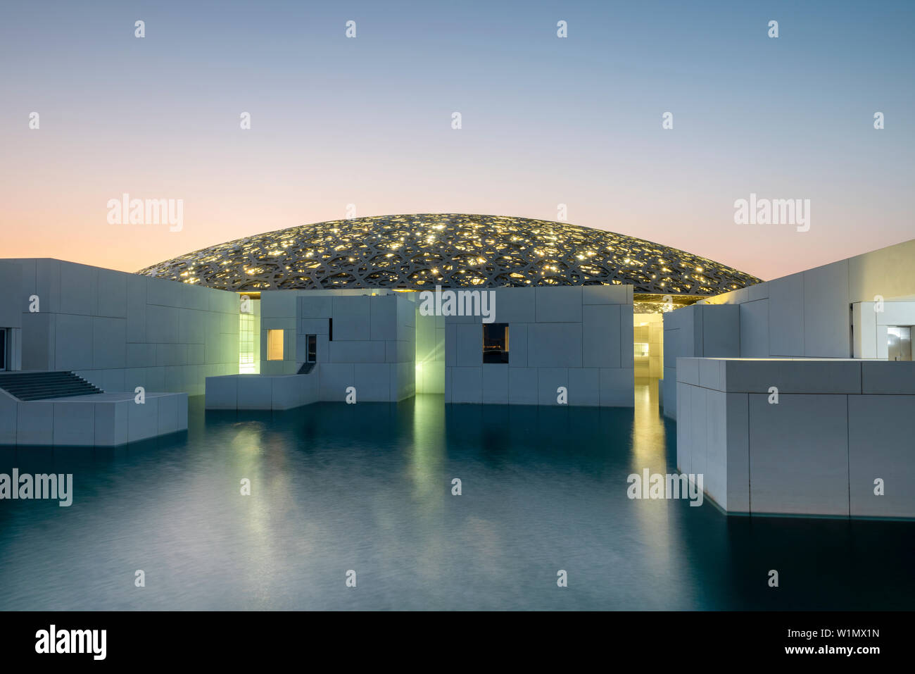 Louvre Abu Dhabi Art et Civilisation Museum situé sur l'île de Saadiyat, Abu Dhabi. Emirats Arabes Unis Banque D'Images