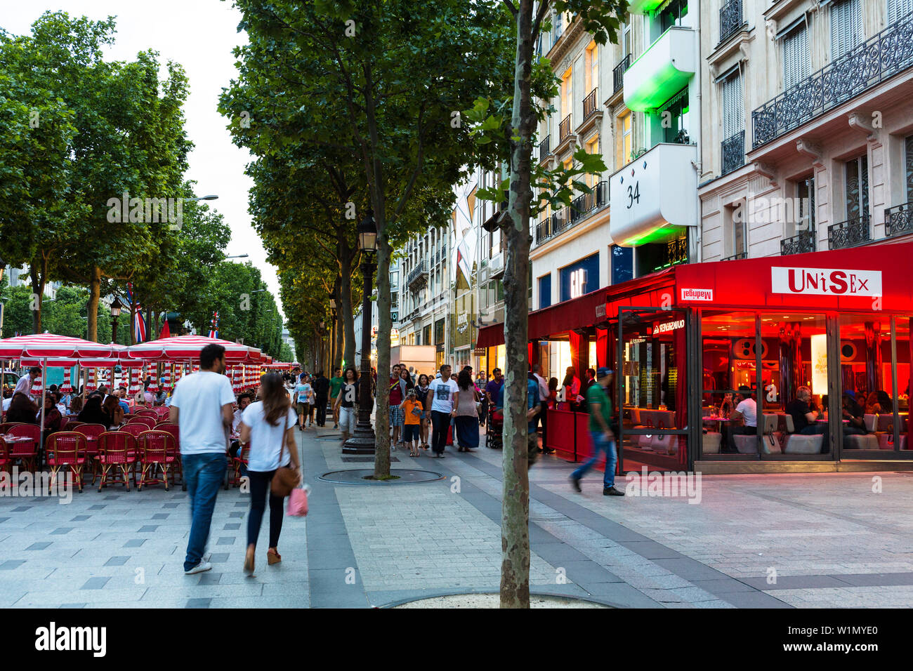 Cafés dans l'Avenue des Champs-Élysées, dans la soirée, Paris, France, Europe Banque D'Images