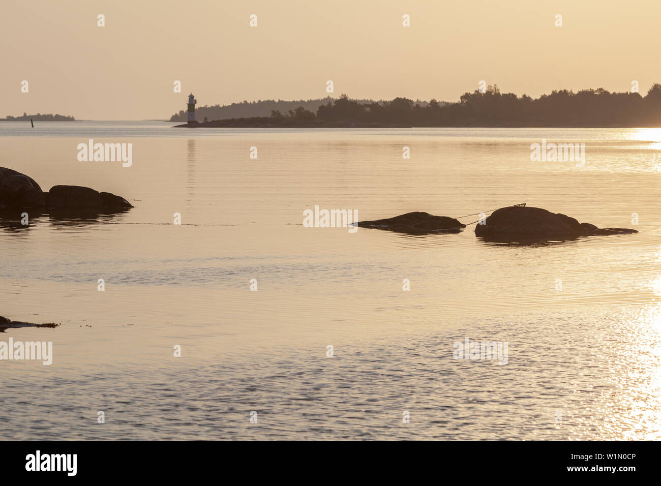 Île de Moeja avec le phare dans l'archipel de Stockholm, Uppland, Stockholms terre, sud de la Suède, Suède, Scandinavie, dans le Nord de l'Europe Banque D'Images