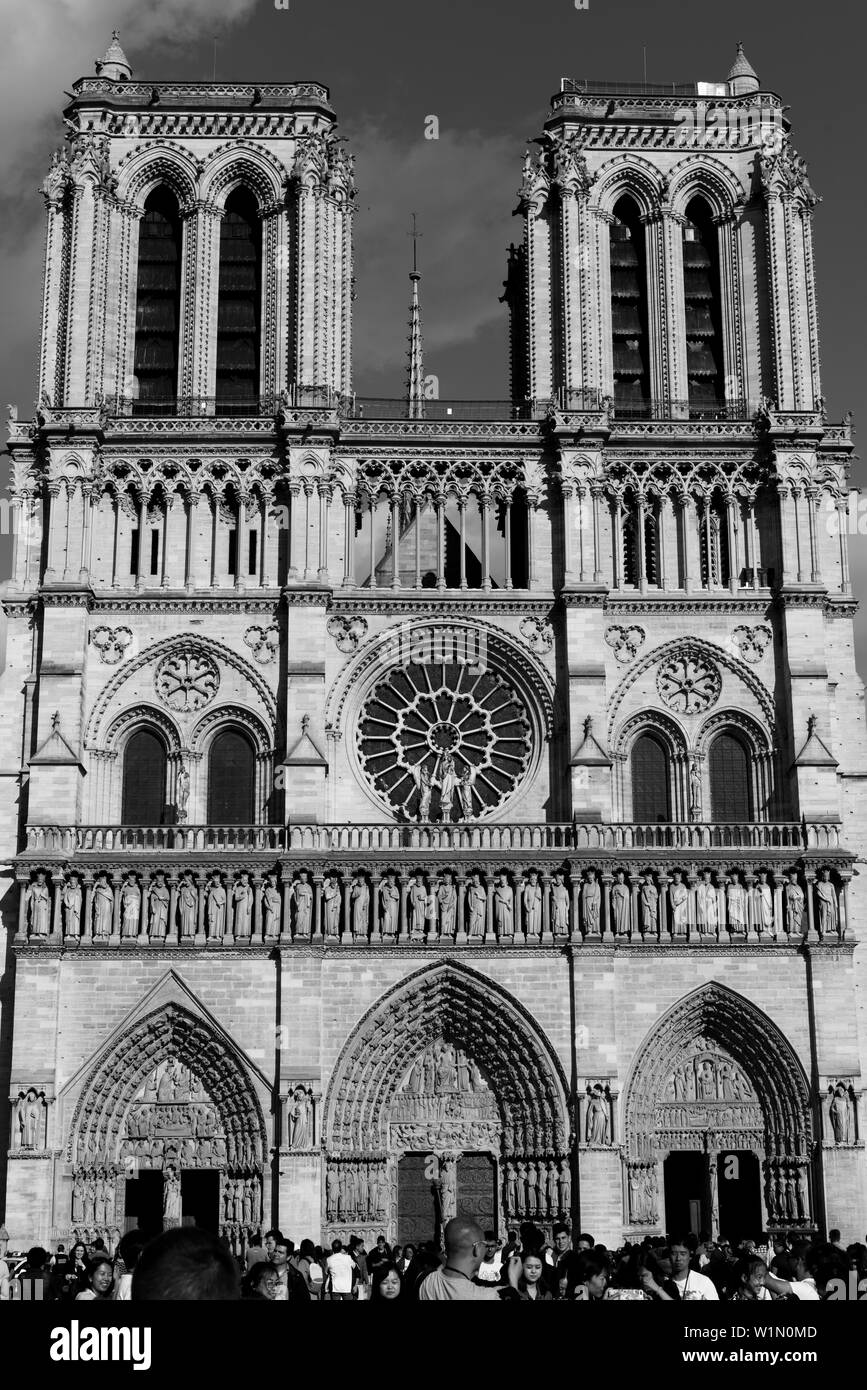 Paris, France - 1 juillet 2017 : La Cathédrale Notre Dame en noir et blanc Banque D'Images