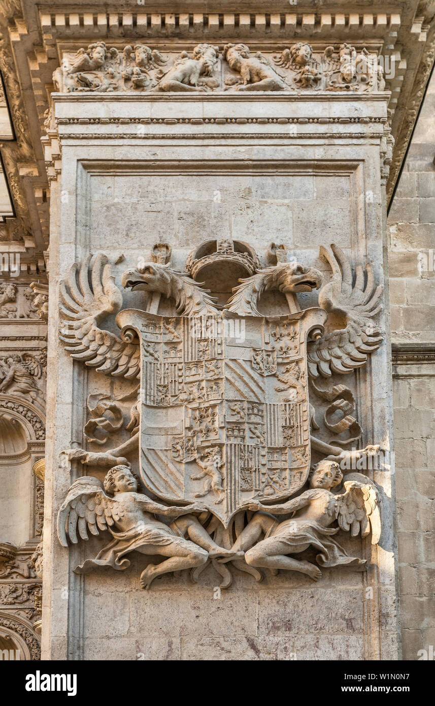 Armoiries de l'Espagne variantes à la Puerta del perdon du Catedral de  Granada, vue de la rue Calle Carcel Baja à Grenade, Andalousie, Espagne  Photo Stock - Alamy