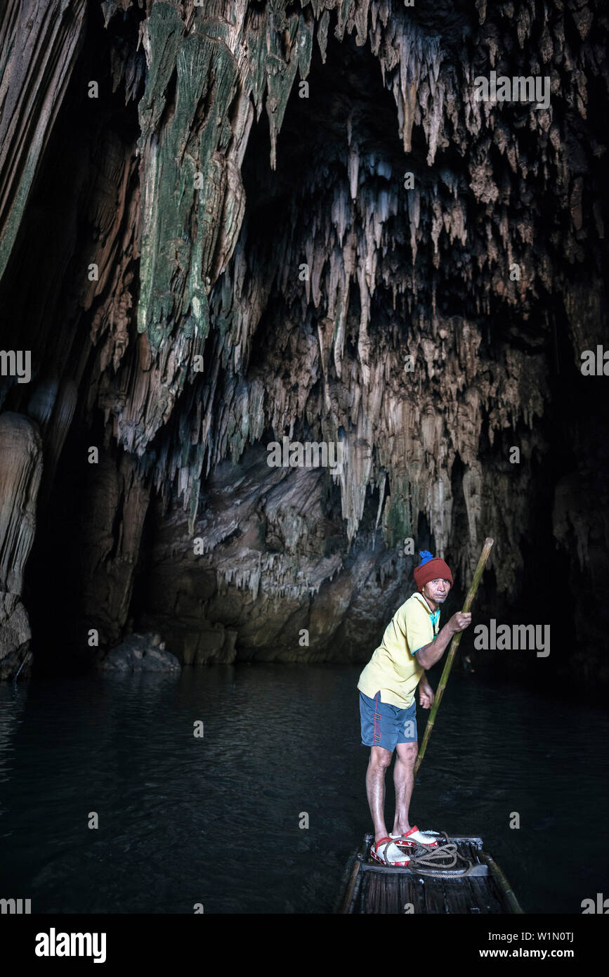 Thai man barques à travers la grotte de Tham Lot, en Thaïlande, en Asie du sud-est Banque D'Images