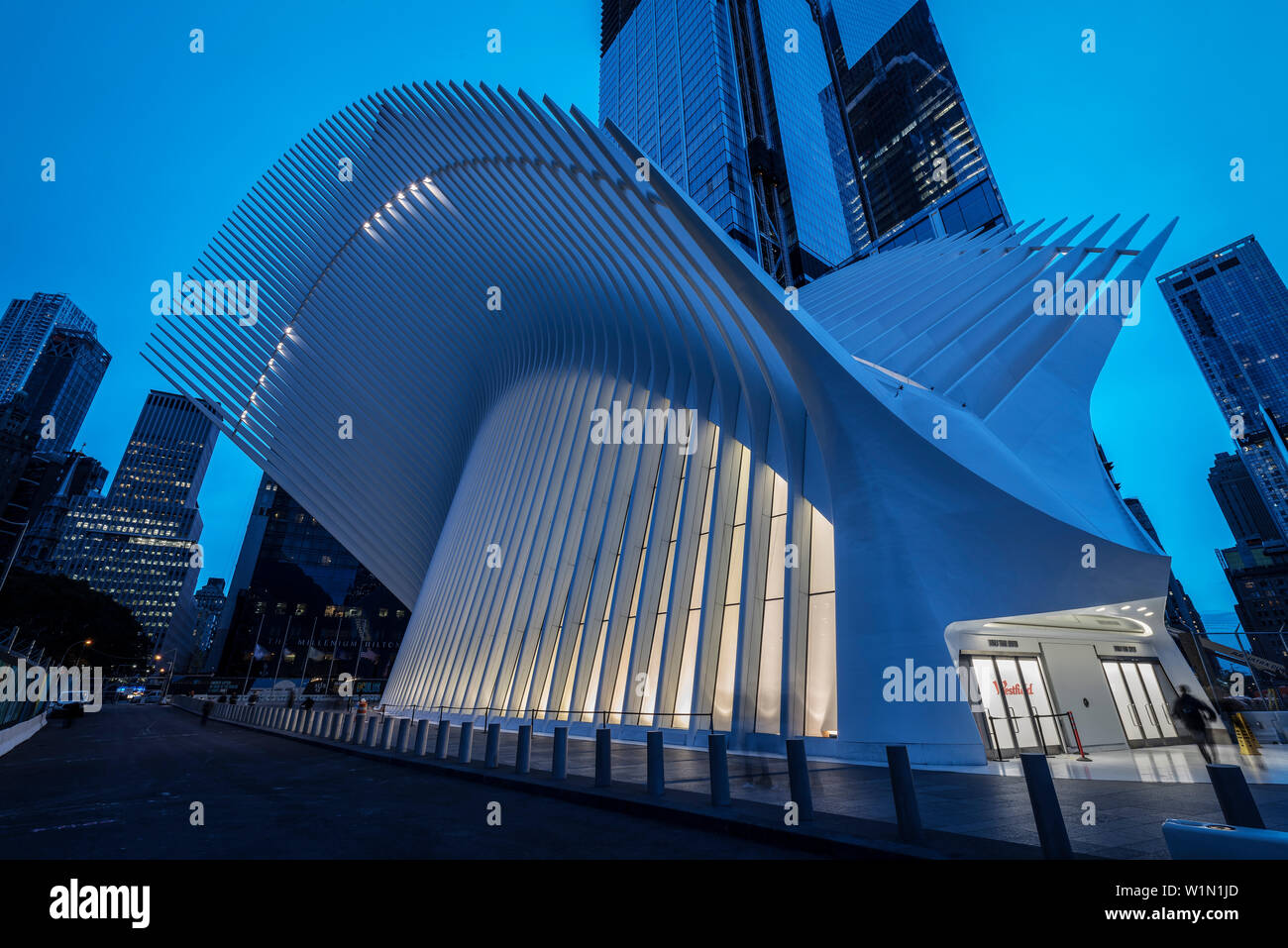 L'Oculus au crépuscule, à l'extérieur de la gare futuriste par le célèbre architecte Santiago Calatrava à côté de WTC Memorial, Manhattan, New York City, USA, Banque D'Images
