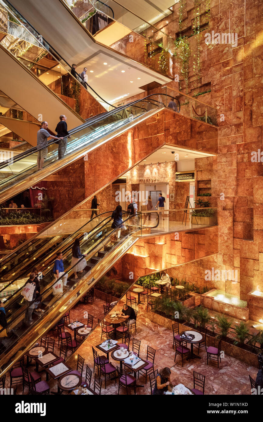 Intérieur de Trump Tower avec escalators et Cafe, Manhattan, New York City, USA, United States of America Banque D'Images