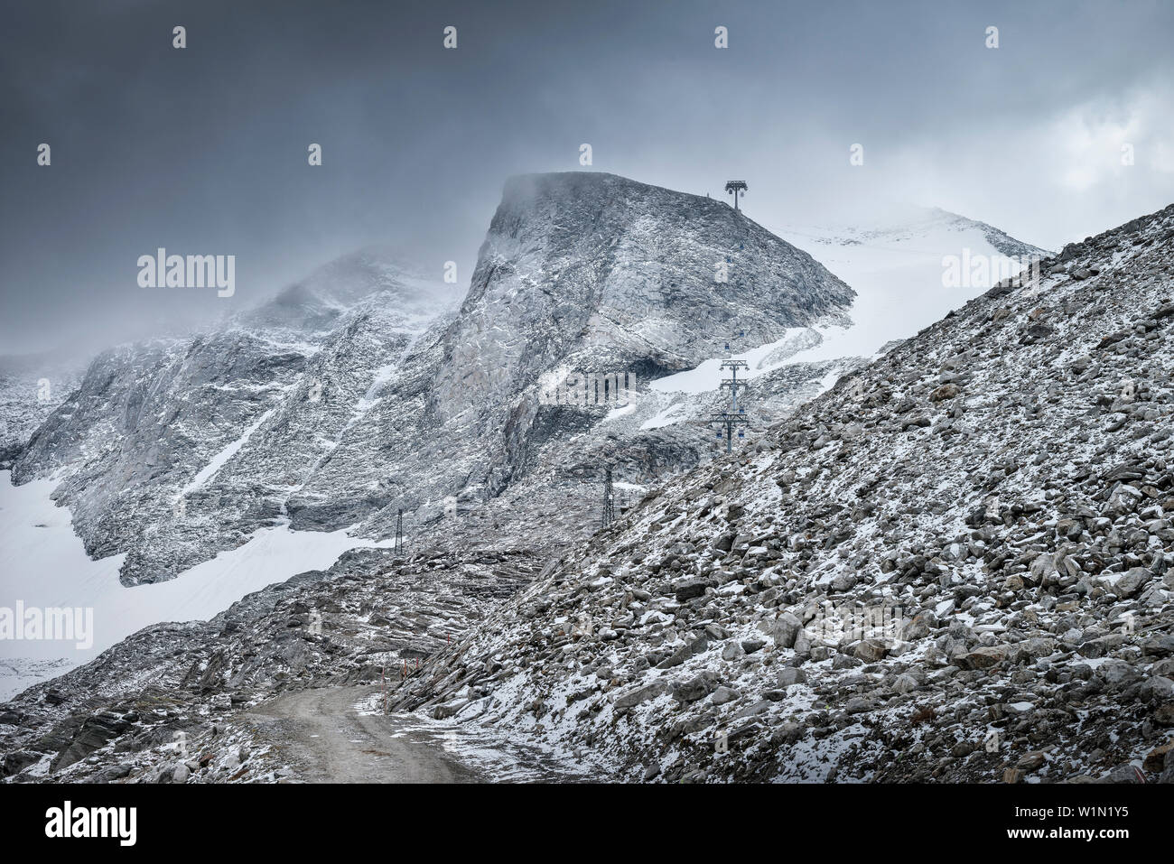 Rocs arides et rochers au glacier de Hintertux, Zillertal, Tyrol, Autriche, Alpes Banque D'Images